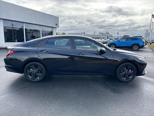 2023 Hyundai ELANTRA SEL