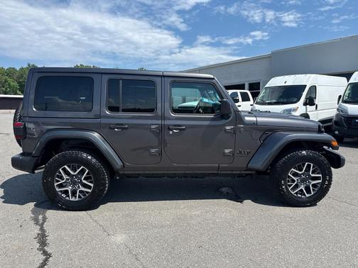 Granite Crystal Metallic Clearcoat 2025 Jeep Wrangler Sahara