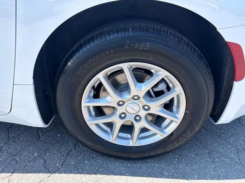 Bright White Clearcoat 2027 Chrysler Pacifica L