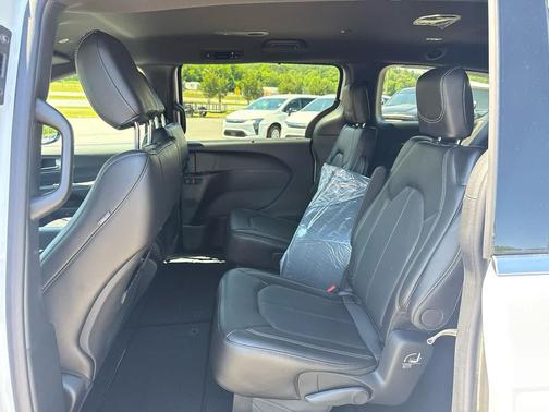 Bright White Clearcoat 2027 Chrysler Pacifica L