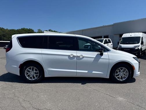 Bright White Clearcoat 2027 Chrysler Pacifica L