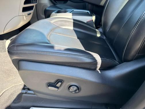 Granite Crystal Metallic Clearcoat 2023 Chrysler Pacifica Touring L