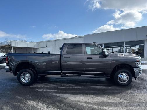 2026 RAM 3500 Tradesman 4x4 Crew Cab 8 Box