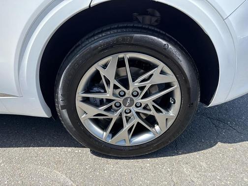Uyuni White 2025 Genesis GV70 2.5T