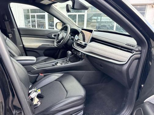 Diamond Black Crystal Pearlcoat 2024 Jeep Compass Latitude