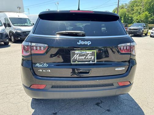 Diamond Black Crystal Pearlcoat 2024 Jeep Compass Latitude