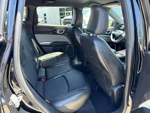 Diamond Black Crystal Pearlcoat 2024 Jeep Compass Latitude