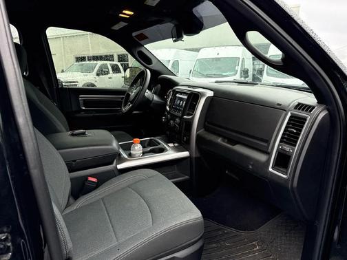 Diamond Black Crystal Pearlcoat 2021 RAM 1500 Classic Warlock 4x4 Quad Cab 64 Box