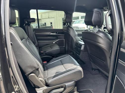 Diamond Black Crystal Pearlcoat 2024 Jeep Wagoneer L Series II