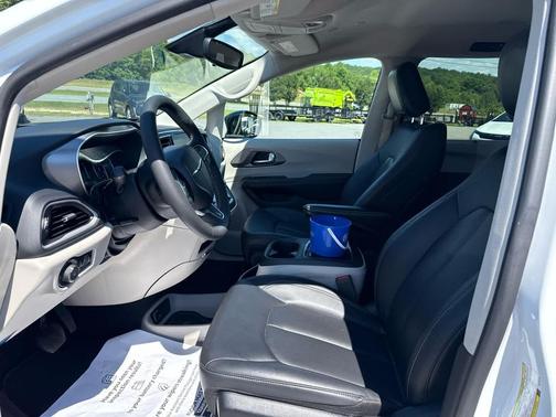 Bright White Clearcoat 2024 Chrysler Pacifica Touring L