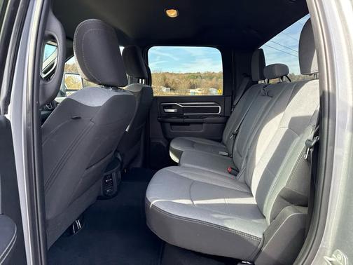 2024 RAM 2500 Big Horn 4x4 Crew Cab 64 Box