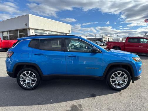 2022 Jeep Compass Latitude Lux