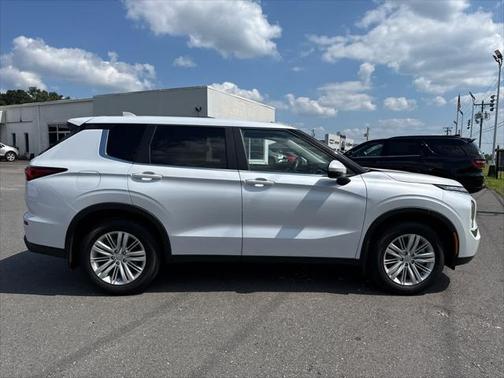 2024 Mitsubishi Outlander ES
