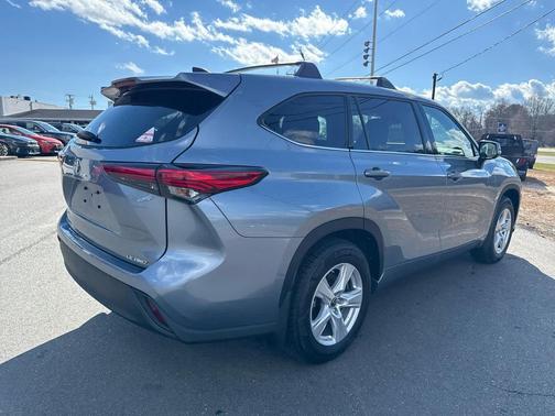 2022 Toyota Highlander LE