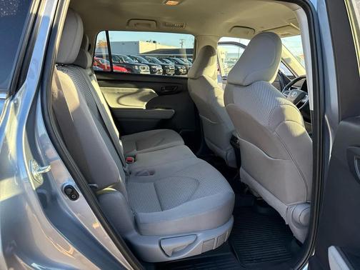 2022 Toyota Highlander LE