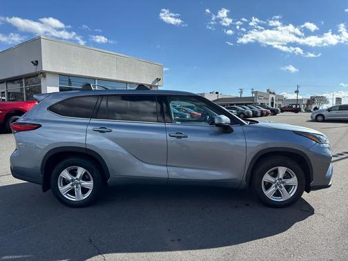 2022 Toyota Highlander LE