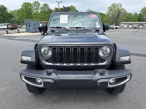 Granite Crystal Metallic Clearcoat 2024 Jeep Gladiator Sport