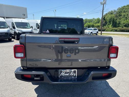 Granite Crystal Metallic Clearcoat 2024 Jeep Gladiator Sport