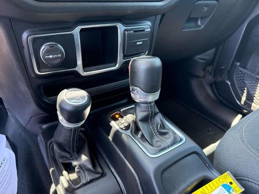 Granite Crystal Metallic Clearcoat 2024 Jeep Gladiator Sport