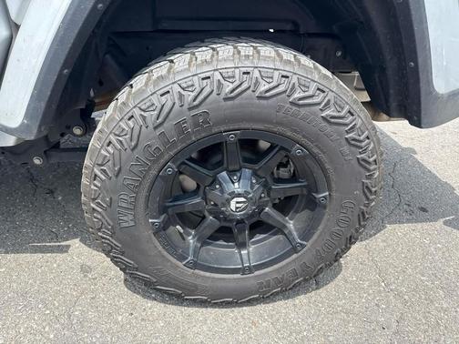 Silver Zynith Clearcoat 2023 Jeep Gladiator Sport S