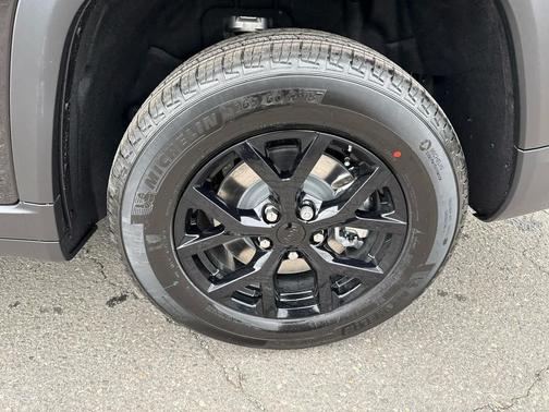 Diamond Black Crystal Pearlcoat 2026 Jeep Grand Cherokee L Laredo