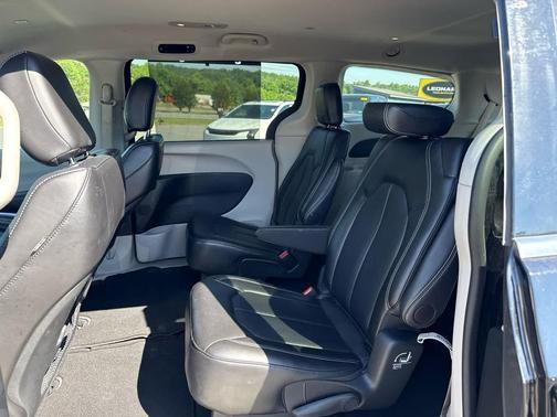 Diamond Black Crystal Pearlcoat 2024 Chrysler Pacifica Touring L