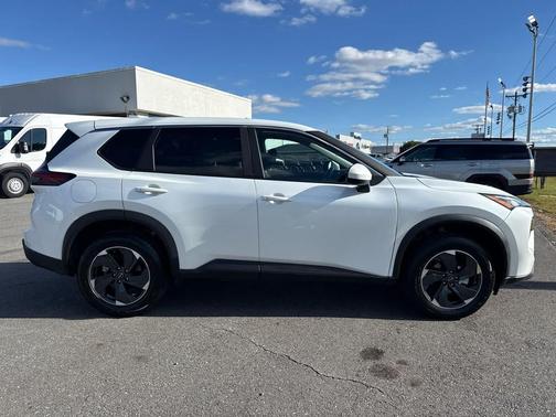 Everest White Pearl 2025 Nissan Rogue SV