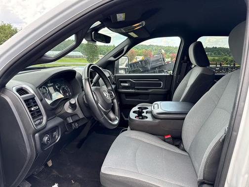 2024 RAM 3500 Big Horn 4x4 Crew Cab 8 Box