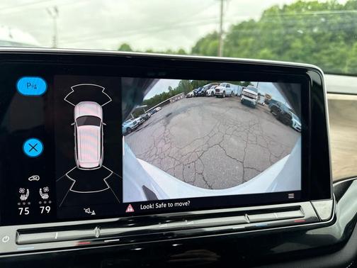 Pure White 2025 Volkswagen Atlas 2.0T SE w/Technology 4MOTION