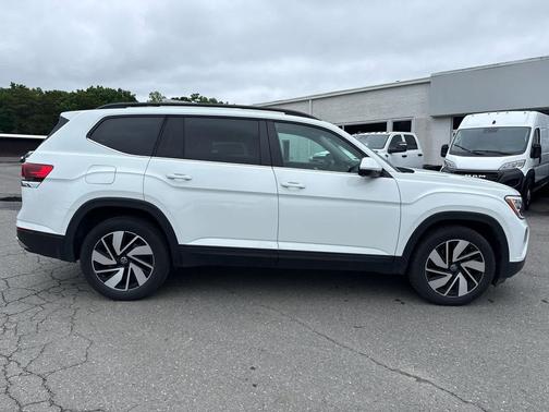 Pure White 2025 Volkswagen Atlas 2.0T SE w/Technology 4MOTION