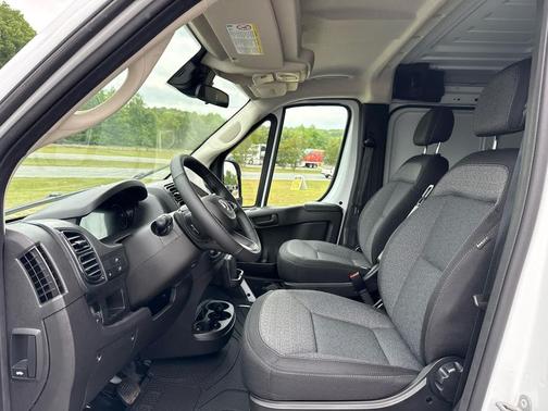 Bright White Clearcoat 2026 RAM ProMaster 3500 Low Roof