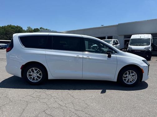 Bright White Clearcoat 2027 Chrysler Pacifica L