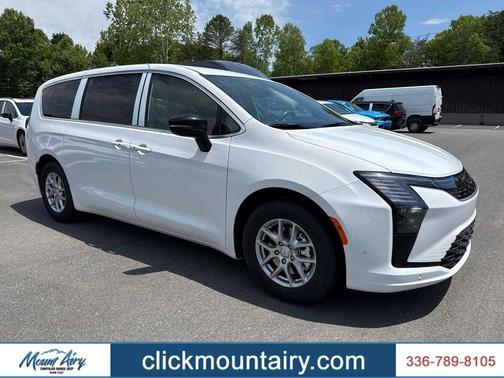 Bright White Clearcoat 2027 Chrysler Pacifica L