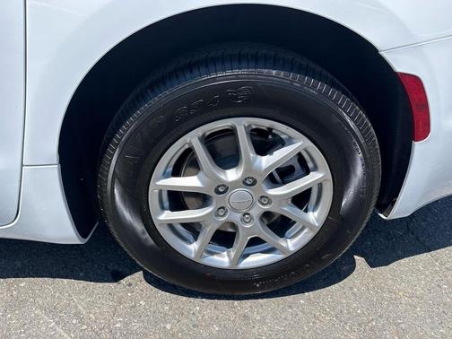 Bright White Clearcoat 2027 Chrysler Pacifica L