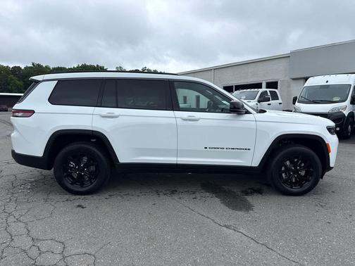 Bright White Clearcoat 2026 Jeep Grand Cherokee L Laredo