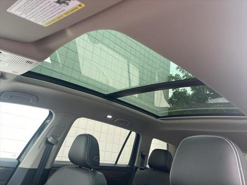 2025 Volkswagen Atlas 2.0T SE w/Technology 4MOTION