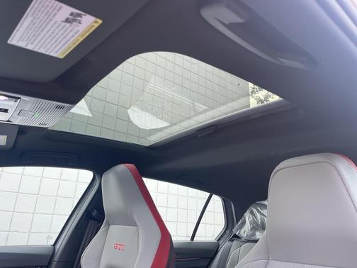 2025 Volkswagen Golf GTI 2.0T SE DSG