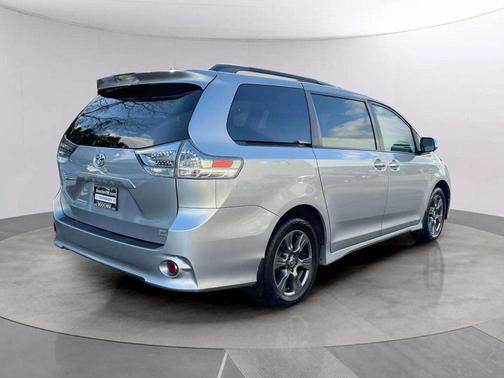 2020 Toyota Sienna SE