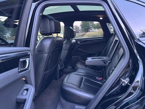 2018 Porsche Macan Sport Utility 4D