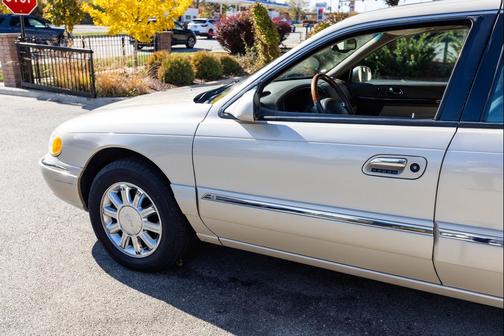 2002 Lincoln Continental Sedan