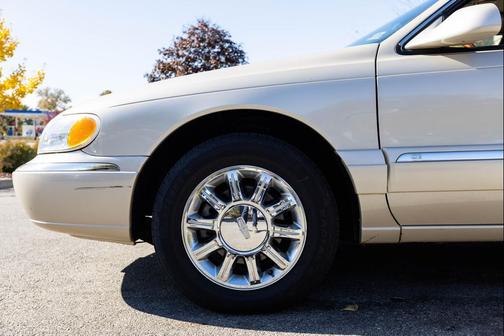 2002 Lincoln Continental Sedan