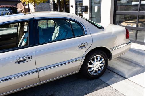 2002 Lincoln Continental Sedan