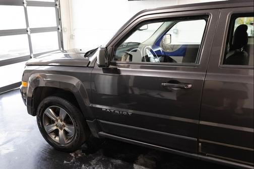 Granite Crystal Metallic Clearcoat 2016 Jeep Patriot Latitude