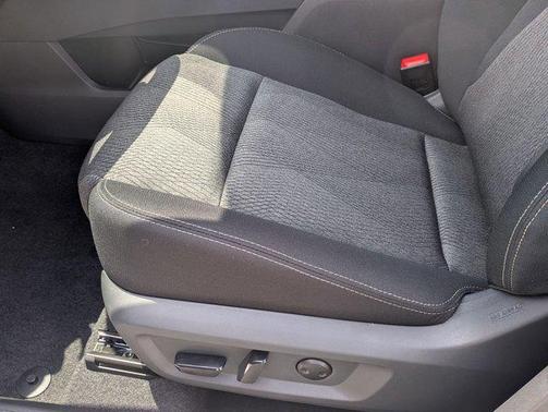Everest White Pearl Tricoat 2026 Nissan Rogue SV