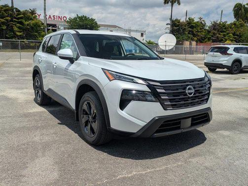 Everest White Pearl Tricoat 2026 Nissan Rogue SV