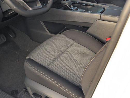 Everest White Pearl Tricoat 2026 Nissan Rogue SV