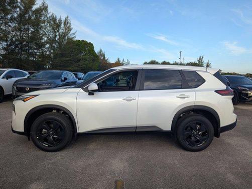 Everest White Pearl Tricoat 2026 Nissan Rogue SV