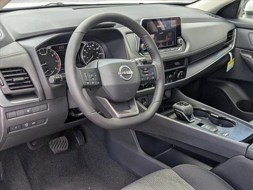 Everest White Pearl Tricoat 2026 Nissan Rogue SV
