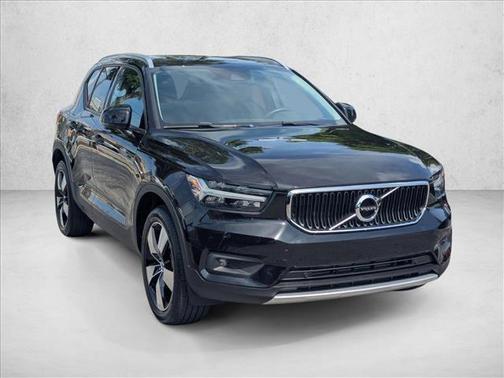 Onyx Black Metallic 2021 Volvo XC40 T4 Momentum