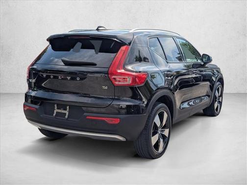 Onyx Black Metallic 2021 Volvo XC40 T4 Momentum
